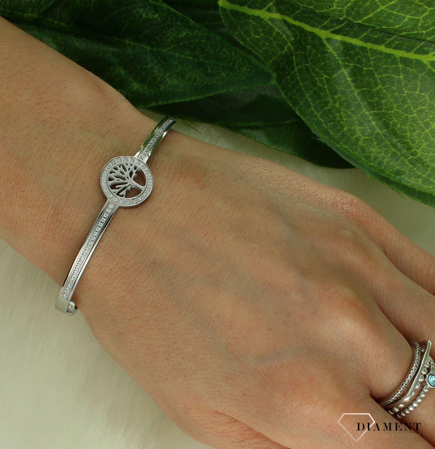 Bransoletka damska sztywna z drzewkiem szczęścia i cyrkoniami Nomination 029501 028  kolekcji Pretty Bangles. Bransoletka wykonana z najwyższej jakości stali szlachetnej, dzięki czemu jej posiadaczka będzie mogła długo cieszyć się jej pięknym w.jpg